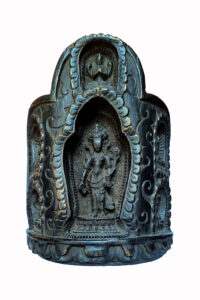 Altar de madera tallado con Tara Verde y diferentes deidades