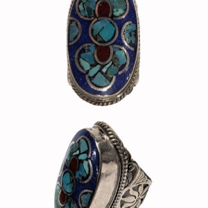 Anillo de alpaca y pedrería.